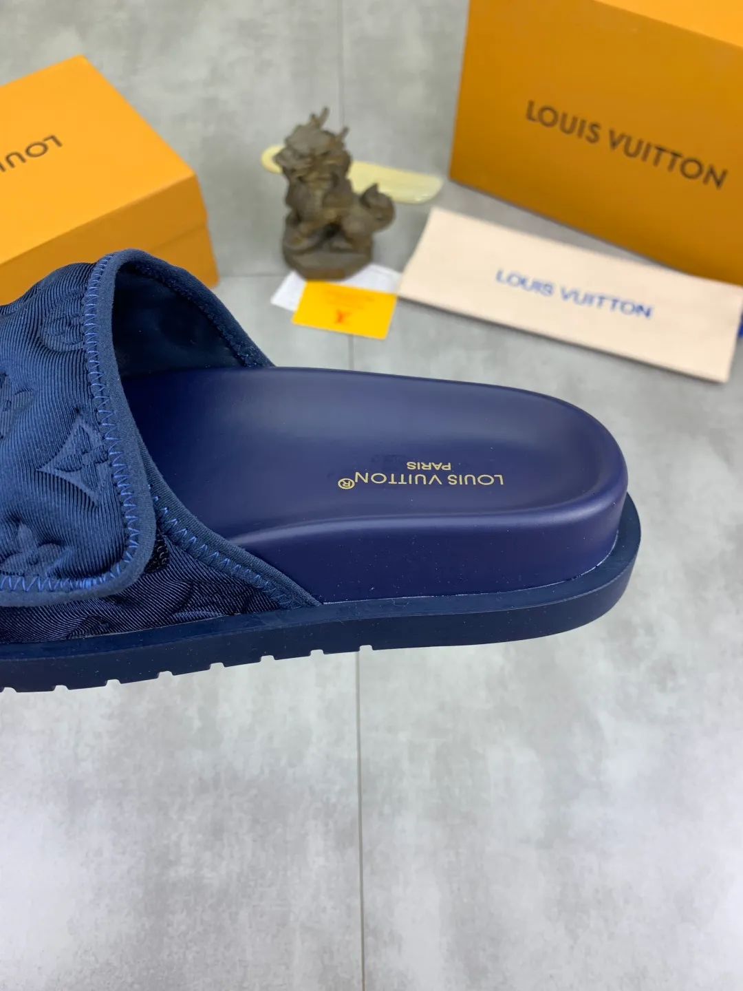 Men's shoes 💰P320 💰[New style]🆘 Original quality [LOUIS VUITTON] The popular Louis Vuitton LV men's slippers on the official website are on sale simultaneously! Original fabric imported from Italy, original factory special supply, code number: 38-44 (45 customized), many colors available